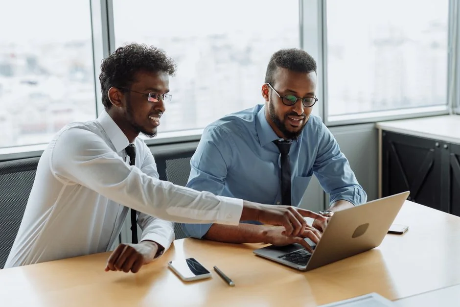 Vue rapprochée de divers documents marketing sur un bureau, idéale pour des échanges autour des affaires et de la stratégie.